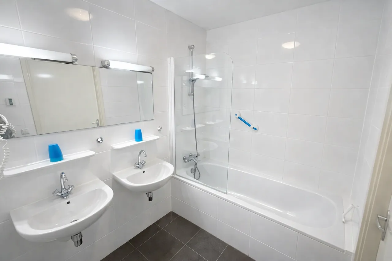 Bathroom with shower, Hotel Rasch